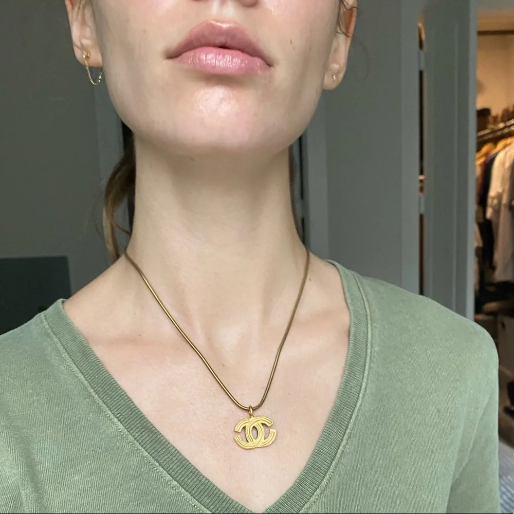 Gold-tone Chanel CC pendant necklace - Picture 3 of 12